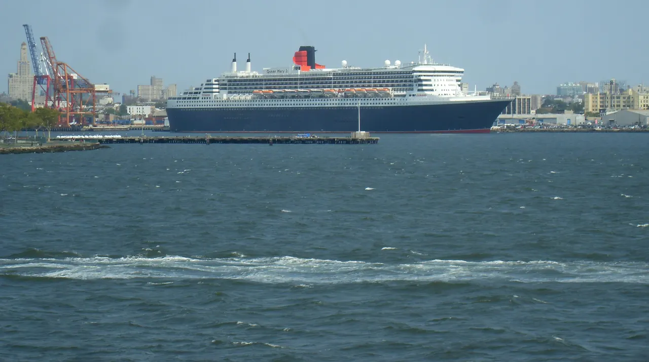 Queen Mary 2 cruise ship